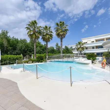 Fab With Pool & Terrace & Freepark * 데센자노델가르다