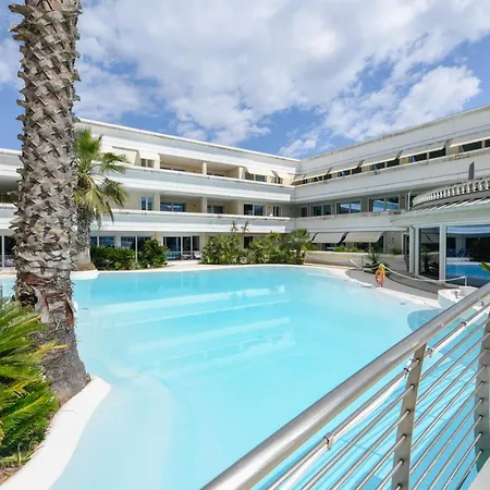 Fab With Pool & Terrace & Freepark * 데센자노델가르다