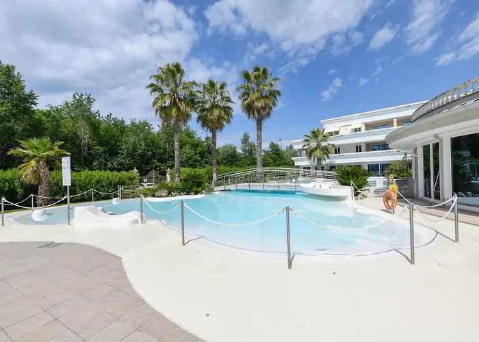 Fab With Pool & Terrace & Freepark * 데센자노델가르다