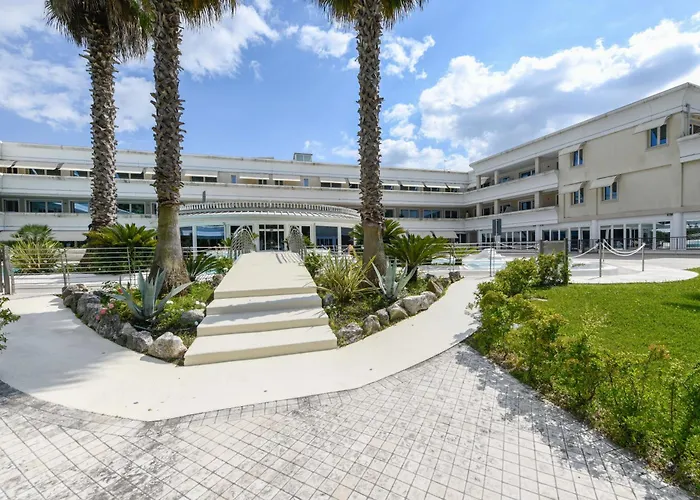 Fab With Pool & Terrace & Freepark * 데센자노델가르다