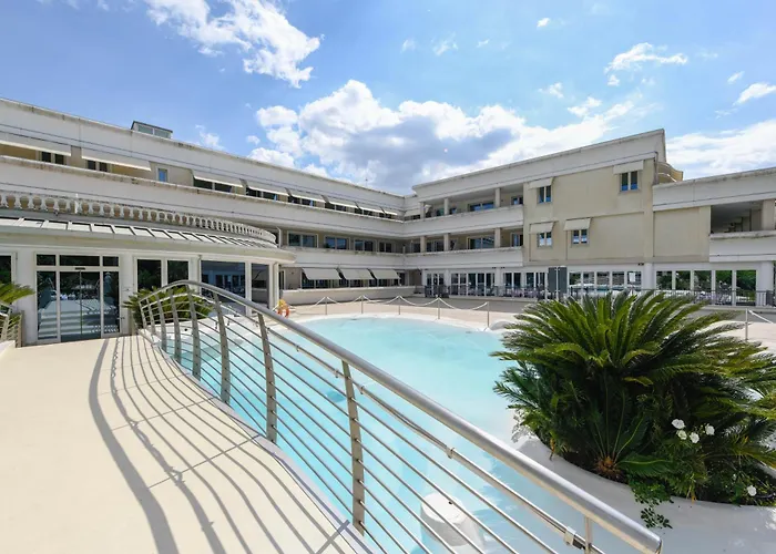 Fab With Pool & Terrace & Freepark 아파트