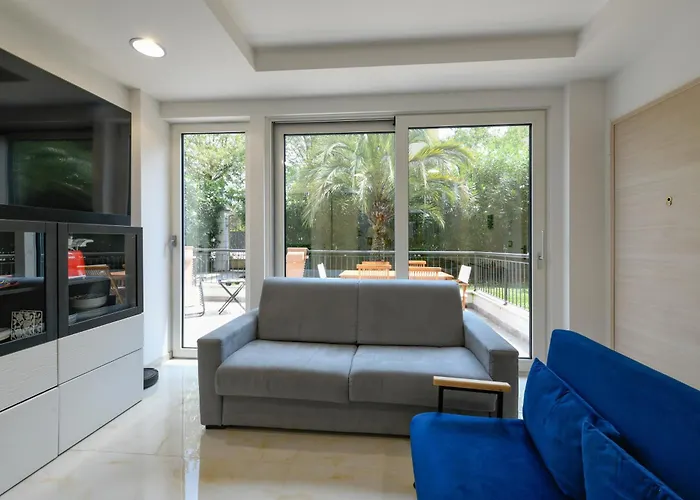 Fab With Pool & Terrace & Freepark * 데센자노델가르다